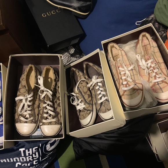 Hello , I am selling two wool coats, coach sneakers , TL boots& Gucci sneakers - Picture 3 of 11